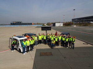 Erste Demo-Fahrten von NeMo.bil am Flughafen Paderborn